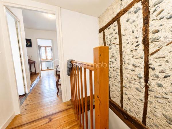 EXCLUSIVITE 

Découvrez cette agréable maison de ville d’environ 103 m² habitables, idéalement située à proximité immédiate des commodités.
Répartie sur 3 niveaux (R+2), cette maison mitoyenne offre de beaux volumes et un intérieur chaleureux, avec notamment des éléments de caractère tels que les poutres apparentes et les sols en bois : Grand séjour/cuisine/salon - 3 chambres - 1 bureau ( pouvant également être utilisé comme chambre supplémentaire), 1 salle d’eau avec WC, 1 salle de bains avec WC
Pièce de vie conviviale +  Cave d’environ 38 m².
La maison bénéficie d’un excellent état général : aucun travaux à prévoir, vous pouvez vous installer immédiatement.
Maison pleine de charme et de caractère -  Excellent état - Aucun travaux à prévoir - DPE : C - Taxe foncière : 1 550 €
Une maison idéale pour une résidence principale, un pied-à-terre, un investissement locatif  un projet familial, avec toutes les commodités accessibles à proximité.
Possibilité garage à proximité et terrasse tropézienne ....

À visiter sans tarder