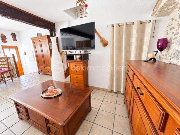 EXCLUSIVITE 

Découvrez cette agréable maison de ville d’environ 103 m² habitables, idéalement située à proximité immédiate des commodités.
Répartie sur 3 niveaux (R+2), cette maison mitoyenne offre de beaux volumes et un intérieur chaleureux, avec notamment des éléments de caractère tels que les poutres apparentes et les sols en bois : Grand séjour/cuisine/salon - 3 chambres - 1 bureau ( pouvant également être utilisé comme chambre supplémentaire), 1 salle d’eau avec WC, 1 salle de bains avec WC
Pièce de vie conviviale +  Cave d’environ 38 m².
La maison bénéficie d’un excellent état général : aucun travaux à prévoir, vous pouvez vous installer immédiatement.
Maison pleine de charme et de caractère -  Excellent état - Aucun travaux à prévoir - DPE : C - Taxe foncière : 1 550 €
Une maison idéale pour une résidence principale, un pied-à-terre, un investissement locatif  un projet familial, avec toutes les commodités accessibles à proximité.
Possibilité garage à proximité et terrasse tropézienne ....

À visiter sans tarder