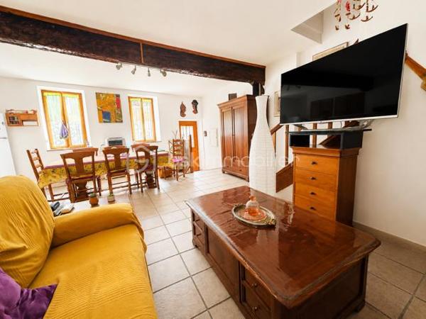 EXCLUSIVITE 

Découvrez cette agréable maison de ville d’environ 103 m² habitables, idéalement située à proximité immédiate des commodités.
Répartie sur 3 niveaux (R+2), cette maison mitoyenne offre de beaux volumes et un intérieur chaleureux, avec notamment des éléments de caractère tels que les poutres apparentes et les sols en bois : Grand séjour/cuisine/salon - 3 chambres - 1 bureau ( pouvant également être utilisé comme chambre supplémentaire), 1 salle d’eau avec WC, 1 salle de bains avec WC
Pièce de vie conviviale +  Cave d’environ 38 m².
La maison bénéficie d’un excellent état général : aucun travaux à prévoir, vous pouvez vous installer immédiatement.
Maison pleine de charme et de caractère -  Excellent état - Aucun travaux à prévoir - DPE : C - Taxe foncière : 1 550 €
Une maison idéale pour une résidence principale, un pied-à-terre, un investissement locatif  un projet familial, avec toutes les commodités accessibles à proximité.
Possibilité garage à proximité et terrasse tropézienne ....

À visiter sans tarder