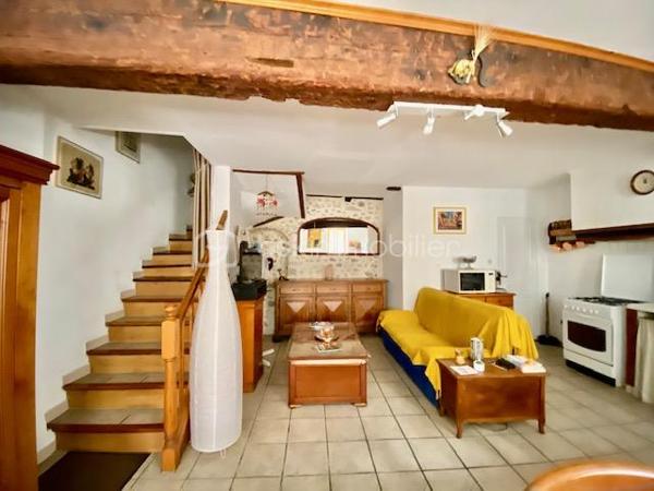 EXCLUSIVITE 

Découvrez cette agréable maison de ville d’environ 103 m² habitables, idéalement située à proximité immédiate des commodités.
Répartie sur 3 niveaux (R+2), cette maison mitoyenne offre de beaux volumes et un intérieur chaleureux, avec notamment des éléments de caractère tels que les poutres apparentes et les sols en bois : Grand séjour/cuisine/salon - 3 chambres - 1 bureau ( pouvant également être utilisé comme chambre supplémentaire), 1 salle d’eau avec WC, 1 salle de bains avec WC
Pièce de vie conviviale +  Cave d’environ 38 m².
La maison bénéficie d’un excellent état général : aucun travaux à prévoir, vous pouvez vous installer immédiatement.
Maison pleine de charme et de caractère -  Excellent état - Aucun travaux à prévoir - DPE : C - Taxe foncière : 1 550 €
Une maison idéale pour une résidence principale, un pied-à-terre, un investissement locatif  un projet familial, avec toutes les commodités accessibles à proximité.
Possibilité garage à proximité et terrasse tropézienne ....

À visiter sans tarder