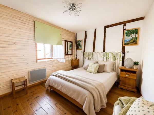 EXCLUSIVITE 

Découvrez cette agréable maison de ville d’environ 103 m² habitables, idéalement située à proximité immédiate des commodités.
Répartie sur 3 niveaux (R+2), cette maison mitoyenne offre de beaux volumes et un intérieur chaleureux, avec notamment des éléments de caractère tels que les poutres apparentes et les sols en bois : Grand séjour/cuisine/salon - 3 chambres - 1 bureau ( pouvant également être utilisé comme chambre supplémentaire), 1 salle d’eau avec WC, 1 salle de bains avec WC
Pièce de vie conviviale +  Cave d’environ 38 m².
La maison bénéficie d’un excellent état général : aucun travaux à prévoir, vous pouvez vous installer immédiatement.
Maison pleine de charme et de caractère -  Excellent état - Aucun travaux à prévoir - DPE : C - Taxe foncière : 1 550 €
Une maison idéale pour une résidence principale, un pied-à-terre, un investissement locatif  un projet familial, avec toutes les commodités accessibles à proximité.
Possibilité garage à proximité et terrasse tropézienne ....

À visiter sans tarder