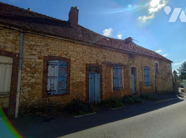 Au THEIL SUR HUISNE, maison de bourg à rénover : salon, 3 chambres, cuisine, 2 SDB, débarras,