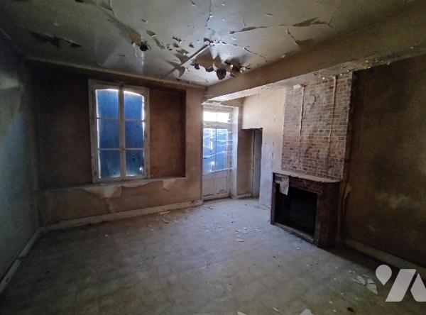 Au THEIL SUR HUISNE, maison de bourg à rénover : salon, 3 chambres, cuisine, 2 SDB, débarras,