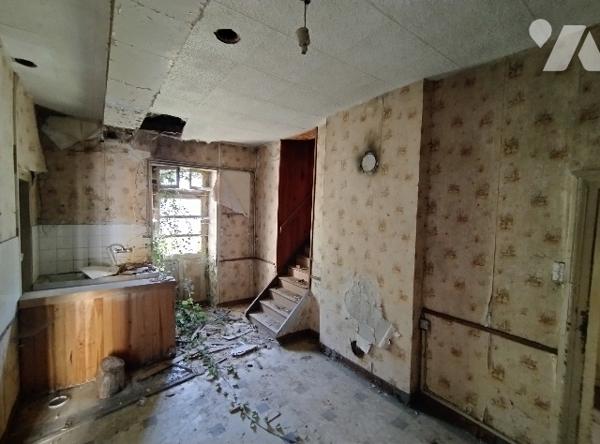Au THEIL SUR HUISNE, maison de bourg à rénover : salon, 3 chambres, cuisine, 2 SDB, débarras,