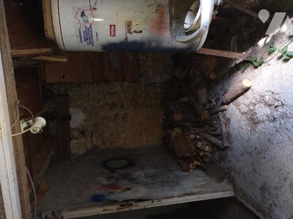 Au THEIL SUR HUISNE, maison de bourg à rénover : salon, 3 chambres, cuisine, 2 SDB, débarras,