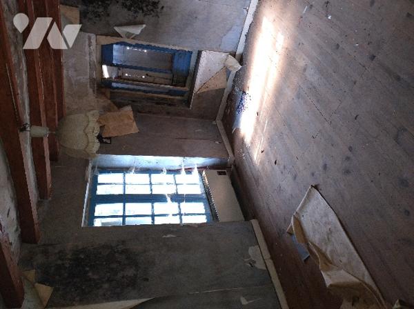 Au THEIL SUR HUISNE, maison de bourg à rénover : salon, 3 chambres, cuisine, 2 SDB, débarras,