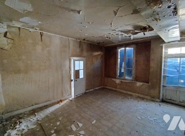Au THEIL SUR HUISNE, maison de bourg à rénover : salon, 3 chambres, cuisine, 2 SDB, débarras,
