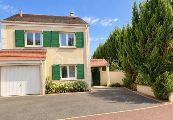 Venez découvrir cette magnifique maison de 2011, située sur la commune de Saint Pierre du Perray, tout proche du parc François Mitterrand, parfaitement exposée Sud et Ouest. La qualité de la construction, le choix des matériaux et les 4 chambres sont les qualités première de ce bien. Un vrai coup de coeur !
Située dans le quartier pavillonnaire, la maison est proche des écoles, des commodités et des espaces verts.

L'entrée dessert la cuisine indépendante, équipée et aménagée avec goût et modernité. Le salon/salle à manger de 27m² ouvre sur la terrasse et le jardin avec les expositions Sud et Ouest : la pièce à vivre par excellence, avec un carrelage magnifique. Le jardin d'environ 200 m² est joliment fleuri et engazonné.
Le rdc est complété par le WC et un cellier/buanderie/utilités de la maison d'environ 15 m².

A l'étage, vous disposerez d'une suite parentale de 12 m² et de 3 chambres de 10, 11 et 12 m², agréables et lumineuses, d'une salle de bain de 5 m² et d'un WC indépendant.

On peut garer 3 véhicules sur la parcelle, devant la maison. 

Habitation familiale par excellence, pour les amoureux des grands espaces intérieurs confortables et à coût énergétique extrêmement compétitif !

Les +++ : Maison indépendante en parpaing isolé très bien entretenue, situation au coeur du quartier pavillonnaire, accès Tzen1  à 10' à pied, école primaire et élémentaire à 5' à pied, à 5' du centre commercial de Lieusaint, 3 places de parkings devant la maison, jardin privatif avec terrasse, abris de jardin en construction légère, DPE C, des fenêtres qualitatives, des volets roulants manuels, du double vitrage de dernière génération, une jolie cuisine qualitative, un accès direct de la salle à manger et du salon à la terrasse, agrandissement possible de la maison, 4 chambres dont une suite parentale, 2 salles de bain, la fibre optique, ... .

Ne tardez pas à visiter ce petit bijou ! Bien exceptionnel sur le marché !