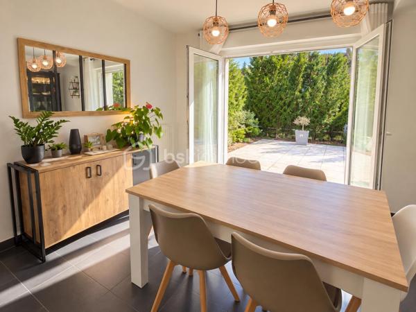 Venez découvrir cette magnifique maison de 2011, située sur la commune de Saint Pierre du Perray, tout proche du parc François Mitterrand, parfaitement exposée Sud et Ouest. La qualité de la construction, le choix des matériaux et les 4 chambres sont les qualités première de ce bien. Un vrai coup de coeur !
Située dans le quartier pavillonnaire, la maison est proche des écoles, des commodités et des espaces verts.

L'entrée dessert la cuisine indépendante, équipée et aménagée avec goût et modernité. Le salon/salle à manger de 27m² ouvre sur la terrasse et le jardin avec les expositions Sud et Ouest : la pièce à vivre par excellence, avec un carrelage magnifique. Le jardin d'environ 200 m² est joliment fleuri et engazonné.
Le rdc est complété par le WC et un cellier/buanderie/utilités de la maison d'environ 15 m².

A l'étage, vous disposerez d'une suite parentale de 12 m² et de 3 chambres de 10, 11 et 12 m², agréables et lumineuses, d'une salle de bain de 5 m² et d'un WC indépendant.

On peut garer 3 véhicules sur la parcelle, devant la maison. 

Habitation familiale par excellence, pour les amoureux des grands espaces intérieurs confortables et à coût énergétique extrêmement compétitif !

Les +++ : Maison indépendante en parpaing isolé très bien entretenue, situation au coeur du quartier pavillonnaire, accès Tzen1  à 10' à pied, école primaire et élémentaire à 5' à pied, à 5' du centre commercial de Lieusaint, 3 places de parkings devant la maison, jardin privatif avec terrasse, abris de jardin en construction légère, DPE C, des fenêtres qualitatives, des volets roulants manuels, du double vitrage de dernière génération, une jolie cuisine qualitative, un accès direct de la salle à manger et du salon à la terrasse, agrandissement possible de la maison, 4 chambres dont une suite parentale, 2 salles de bain, la fibre optique, ... .

Ne tardez pas à visiter ce petit bijou ! Bien exceptionnel sur le marché !