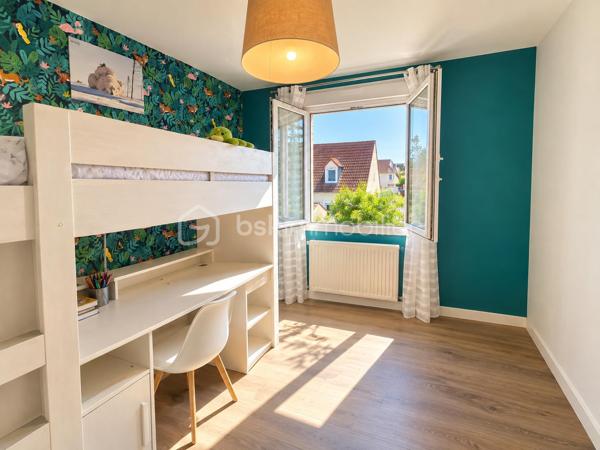 Venez découvrir cette magnifique maison de 2011, située sur la commune de Saint Pierre du Perray, tout proche du parc François Mitterrand, parfaitement exposée Sud et Ouest. La qualité de la construction, le choix des matériaux et les 4 chambres sont les qualités première de ce bien. Un vrai coup de coeur !
Située dans le quartier pavillonnaire, la maison est proche des écoles, des commodités et des espaces verts.

L'entrée dessert la cuisine indépendante, équipée et aménagée avec goût et modernité. Le salon/salle à manger de 27m² ouvre sur la terrasse et le jardin avec les expositions Sud et Ouest : la pièce à vivre par excellence, avec un carrelage magnifique. Le jardin d'environ 200 m² est joliment fleuri et engazonné.
Le rdc est complété par le WC et un cellier/buanderie/utilités de la maison d'environ 15 m².

A l'étage, vous disposerez d'une suite parentale de 12 m² et de 3 chambres de 10, 11 et 12 m², agréables et lumineuses, d'une salle de bain de 5 m² et d'un WC indépendant.

On peut garer 3 véhicules sur la parcelle, devant la maison. 

Habitation familiale par excellence, pour les amoureux des grands espaces intérieurs confortables et à coût énergétique extrêmement compétitif !

Les +++ : Maison indépendante en parpaing isolé très bien entretenue, situation au coeur du quartier pavillonnaire, accès Tzen1  à 10' à pied, école primaire et élémentaire à 5' à pied, à 5' du centre commercial de Lieusaint, 3 places de parkings devant la maison, jardin privatif avec terrasse, abris de jardin en construction légère, DPE C, des fenêtres qualitatives, des volets roulants manuels, du double vitrage de dernière génération, une jolie cuisine qualitative, un accès direct de la salle à manger et du salon à la terrasse, agrandissement possible de la maison, 4 chambres dont une suite parentale, 2 salles de bain, la fibre optique, ... .

Ne tardez pas à visiter ce petit bijou ! Bien exceptionnel sur le marché !