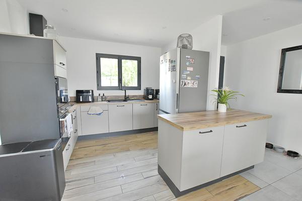 Maison contemporaine a vendre a Cours de Pile - Une opportunite a ne pas manquer !