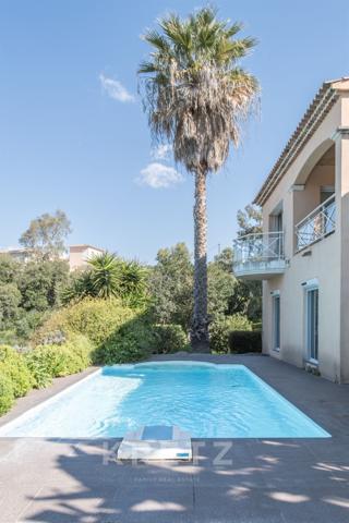 Élégante propriété avec piscine et vue mer au cœur de Porticcio