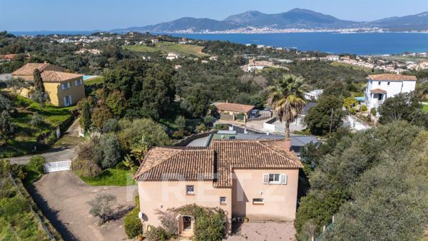 Élégante propriété avec piscine et vue mer au cœur de Porticcio