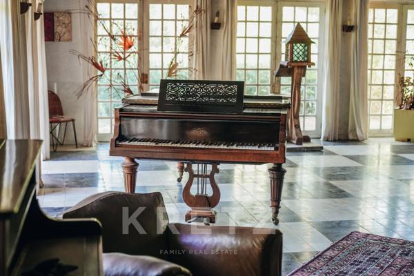 Prestigieuse Propriété de Caractère – Un Joyau à Rénover