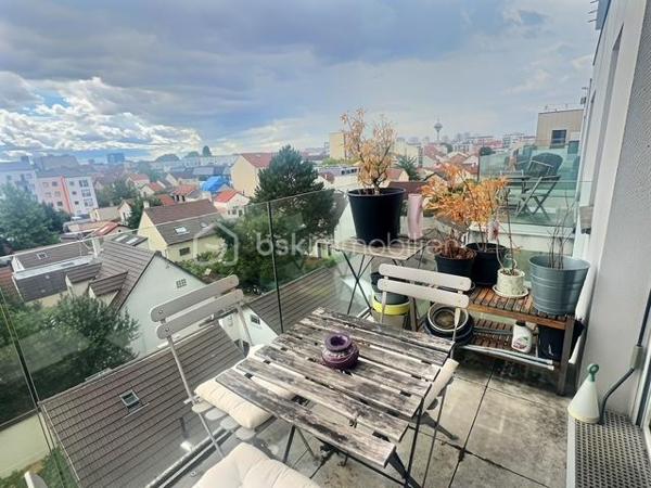 Romainville :
Secteur Place Carnot , dans un immeuble année 2017 au 5 eme étage d’une copropriété de bon standing et sécurisée avec de belle prestations ( local vélo, visiophone, ascenseur avec code d’accès).
Un appartement de 2 pièces de 39 m2 avec une terrasse, sans vis à vis , Lumineux exposition sud / Est, une entrée, une chambre avec un meuble dressing de qualité, une spacieuse cuisine équipée,  une salle d’eau avec wc.
Proche commerces et transports, à 5 mn du métro Place Carnot de la ligne 11.
Sans travaux à prévoir.