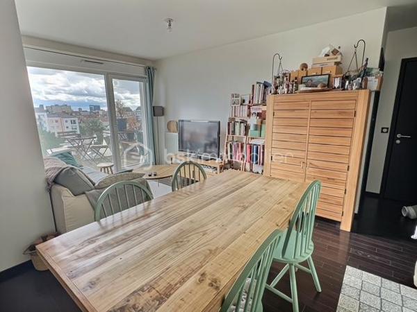 Romainville :
Secteur Place Carnot , dans un immeuble année 2017 au 5 eme étage d’une copropriété de bon standing et sécurisée avec de belle prestations ( local vélo, visiophone, ascenseur avec code d’accès).
Un appartement de 2 pièces de 39 m2 avec une terrasse, sans vis à vis , Lumineux exposition sud / Est, une entrée, une chambre avec un meuble dressing de qualité, une spacieuse cuisine équipée,  une salle d’eau avec wc.
Proche commerces et transports, à 5 mn du métro Place Carnot de la ligne 11.
Sans travaux à prévoir.