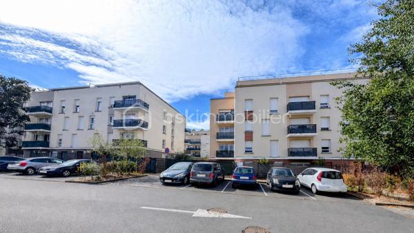 Superbe studio meublé – Résidence récente – 2 stationnements

Coup de cœur assuré !
Superbe studio déjà meublé dans une résidence récente et bien entretenue, en parfait état et sans aucun travaux à prévoir.

Une grande entrée dessert la pièce de vie et la salle d'eau.
Il ne vous reste plus qu’à vous installer !

Très faible charge : 46€/mois
DPE : C - GES : C

📍 Emplacement idéal :
🚆 Gare et centre-ville à 7 min à pied
🚗 2 places de stationnement privatives

Un bien clé en main, idéal pour un premier achat, un pied-à-terre ou un investissement locatif.
📸 Photos réelles – sans retouche ni image générée par IA.

À visiter rapidement !