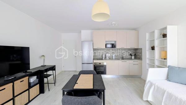 Superbe studio meublé – Résidence récente – 2 stationnements

Coup de cœur assuré !
Superbe studio déjà meublé dans une résidence récente et bien entretenue, en parfait état et sans aucun travaux à prévoir.

Une grande entrée dessert la pièce de vie et la salle d'eau.
Il ne vous reste plus qu’à vous installer !

Très faible charge : 46€/mois
DPE : C - GES : C

📍 Emplacement idéal :
🚆 Gare et centre-ville à 7 min à pied
🚗 2 places de stationnement privatives

Un bien clé en main, idéal pour un premier achat, un pied-à-terre ou un investissement locatif.
📸 Photos réelles – sans retouche ni image générée par IA.

À visiter rapidement !