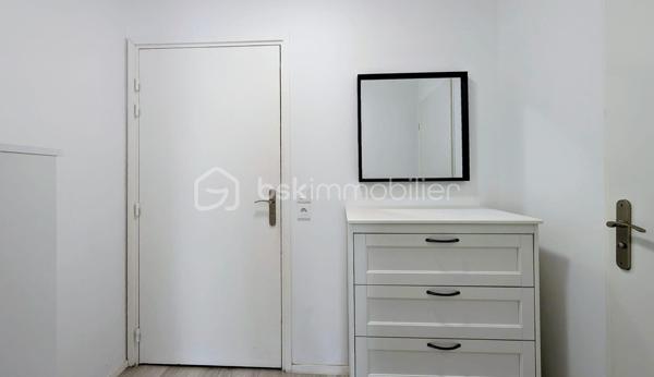 Superbe studio meublé – Résidence récente – 2 stationnements

Coup de cœur assuré !
Superbe studio déjà meublé dans une résidence récente et bien entretenue, en parfait état et sans aucun travaux à prévoir.

Une grande entrée dessert la pièce de vie et la salle d'eau.
Il ne vous reste plus qu’à vous installer !

Très faible charge : 46€/mois
DPE : C - GES : C

📍 Emplacement idéal :
🚆 Gare et centre-ville à 7 min à pied
🚗 2 places de stationnement privatives

Un bien clé en main, idéal pour un premier achat, un pied-à-terre ou un investissement locatif.
📸 Photos réelles – sans retouche ni image générée par IA.

À visiter rapidement !