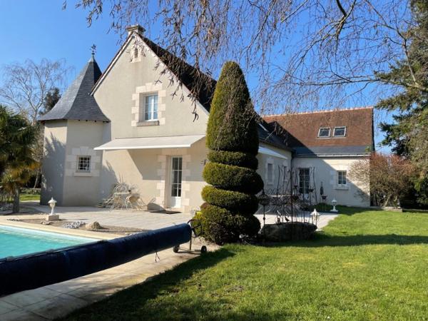 Rare Une Villa de 300 m2 avec sa  piscine , une charmante maisonnette pour les amis, un garage accueillant 6 véhicules.....Tout y est !!!
