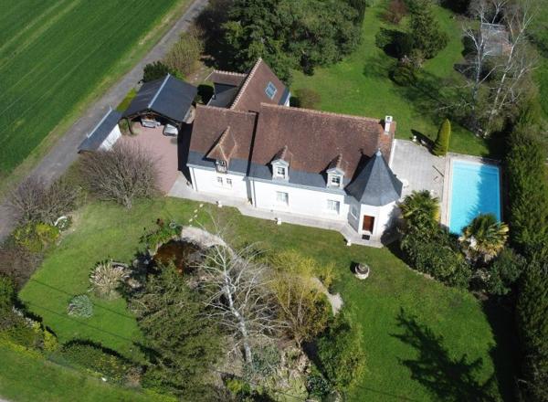 Rare Une Villa de 300 m2 avec sa  piscine , une charmante maisonnette pour les amis, un garage accueillant 6 véhicules.....Tout y est !!!