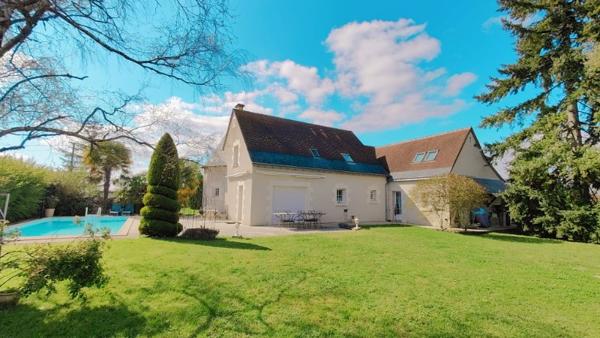 Rare Une Villa de 300 m2 avec sa  piscine , une charmante maisonnette pour les amis, un garage accueillant 6 véhicules.....Tout y est !!!