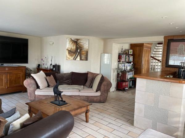 Rare Une Villa de 300 m2 avec sa  piscine , une charmante maisonnette pour les amis, un garage accueillant 6 véhicules.....Tout y est !!!