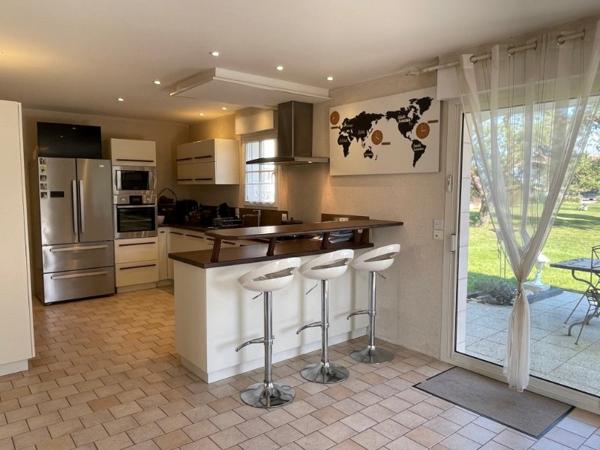 Rare Une Villa de 300 m2 avec sa  piscine , une charmante maisonnette pour les amis, un garage accueillant 6 véhicules.....Tout y est !!!