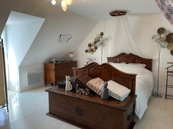 Rare Une Villa de 300 m2 avec sa  piscine , une charmante maisonnette pour les amis, un garage accueillant 6 véhicules.....Tout y est !!!