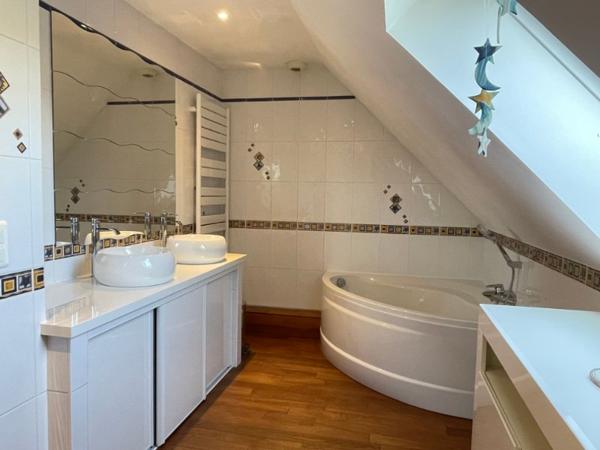 Rare Une Villa de 300 m2 avec sa  piscine , une charmante maisonnette pour les amis, un garage accueillant 6 véhicules.....Tout y est !!!