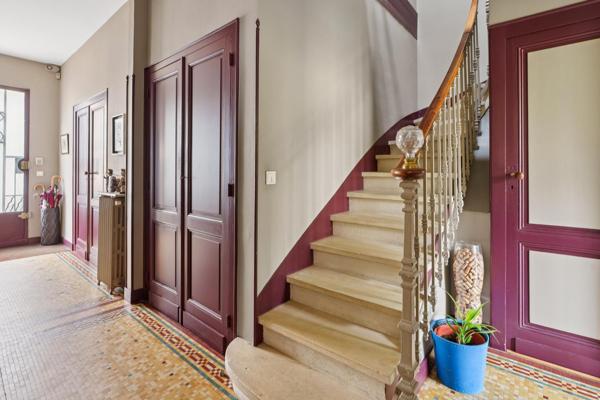 Bordeaux Saint Genès , Maison 4 chambres , jardin , garage .