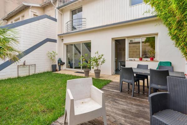 Bordeaux Saint Genès , Maison 4 chambres , jardin , garage .