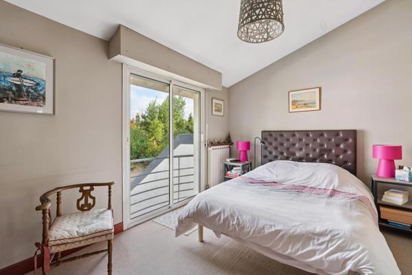 Bordeaux Saint Genès , Maison 4 chambres , jardin , garage .