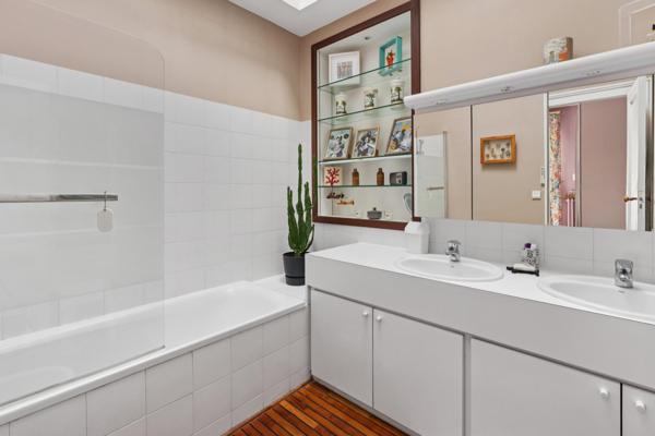 Bordeaux Saint Genès , Maison 4 chambres , jardin , garage .