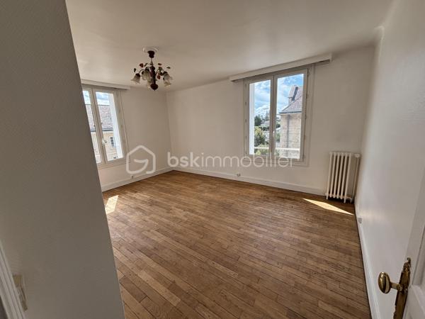Idéalement situé à Caen, rue du Gaillon, à proximité du centre-ville, des commerces, des transports et de l’université, découvrez cet appartement T4 offrant de beaux volumes et une superficie de 96,91 m² Loi Carrez.

Situé au 3e étage sans ascenseur, il se compose d’une entrée, d’un séjour-salon, d’une cuisine avec arrière-cuisine, de trois chambres, d’une salle d’eau, d’un WC indépendant ainsi que de dégagements et espaces de rangement.

Les charges de copropriété comprennent notamment le chauffage collectif, l’eau chaude et l’eau froide.

Possibilité d’acquérir en complément un garage et une cave.

Grâce à sa belle superficie et à sa situation au cœur de Caen, cet appartement conviendra aussi bien à une résidence principale qu’à un projet d’investissement.

Pour tout renseignement complémentaire ou pour organiser une visite, contactez-nous.