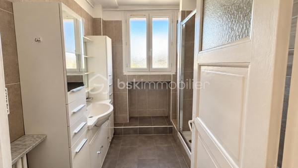 Idéalement situé à Caen, rue du Gaillon, à proximité du centre-ville, des commerces, des transports et de l’université, découvrez cet appartement T4 offrant de beaux volumes et une superficie de 96,91 m² Loi Carrez.

Situé au 3e étage sans ascenseur, il se compose d’une entrée, d’un séjour-salon, d’une cuisine avec arrière-cuisine, de trois chambres, d’une salle d’eau, d’un WC indépendant ainsi que de dégagements et espaces de rangement.

Les charges de copropriété comprennent notamment le chauffage collectif, l’eau chaude et l’eau froide.

Possibilité d’acquérir en complément un garage et une cave.

Grâce à sa belle superficie et à sa situation au cœur de Caen, cet appartement conviendra aussi bien à une résidence principale qu’à un projet d’investissement.

Pour tout renseignement complémentaire ou pour organiser une visite, contactez-nous.