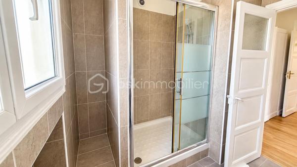Idéalement situé à Caen, rue du Gaillon, à proximité du centre-ville, des commerces, des transports et de l’université, découvrez cet appartement T4 offrant de beaux volumes et une superficie de 96,91 m² Loi Carrez.

Situé au 3e étage sans ascenseur, il se compose d’une entrée, d’un séjour-salon, d’une cuisine avec arrière-cuisine, de trois chambres, d’une salle d’eau, d’un WC indépendant ainsi que de dégagements et espaces de rangement.

Les charges de copropriété comprennent notamment le chauffage collectif, l’eau chaude et l’eau froide.

Possibilité d’acquérir en complément un garage et une cave.

Grâce à sa belle superficie et à sa situation au cœur de Caen, cet appartement conviendra aussi bien à une résidence principale qu’à un projet d’investissement.

Pour tout renseignement complémentaire ou pour organiser une visite, contactez-nous.