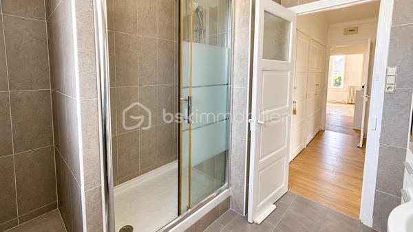 Idéalement situé à Caen, rue du Gaillon, à proximité du centre-ville, des commerces, des transports et de l’université, découvrez cet appartement T4 offrant de beaux volumes et une superficie de 96,91 m² Loi Carrez.

Situé au 3e étage sans ascenseur, il se compose d’une entrée, d’un séjour-salon, d’une cuisine avec arrière-cuisine, de trois chambres, d’une salle d’eau, d’un WC indépendant ainsi que de dégagements et espaces de rangement.

Les charges de copropriété comprennent notamment le chauffage collectif, l’eau chaude et l’eau froide.

Possibilité d’acquérir en complément un garage et une cave.

Grâce à sa belle superficie et à sa situation au cœur de Caen, cet appartement conviendra aussi bien à une résidence principale qu’à un projet d’investissement.

Pour tout renseignement complémentaire ou pour organiser une visite, contactez-nous.