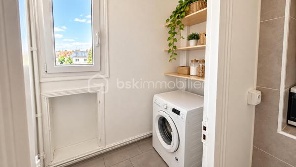 Idéalement situé à Caen, rue du Gaillon, à proximité du centre-ville, des commerces, des transports et de l’université, découvrez cet appartement T4 offrant de beaux volumes et une superficie de 96,91 m² Loi Carrez.

Situé au 3e étage sans ascenseur, il se compose d’une entrée, d’un séjour-salon, d’une cuisine avec arrière-cuisine, de trois chambres, d’une salle d’eau, d’un WC indépendant ainsi que de dégagements et espaces de rangement.

Les charges de copropriété comprennent notamment le chauffage collectif, l’eau chaude et l’eau froide.

Possibilité d’acquérir en complément un garage et une cave.

Grâce à sa belle superficie et à sa situation au cœur de Caen, cet appartement conviendra aussi bien à une résidence principale qu’à un projet d’investissement.

Pour tout renseignement complémentaire ou pour organiser une visite, contactez-nous.