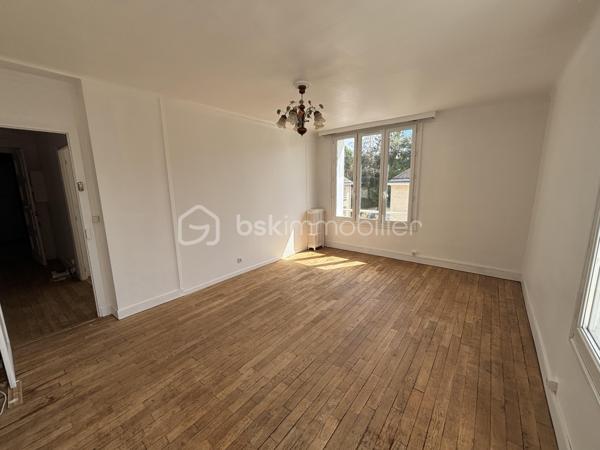 Idéalement situé à Caen, rue du Gaillon, à proximité du centre-ville, des commerces, des transports et de l’université, découvrez cet appartement T4 offrant de beaux volumes et une superficie de 96,91 m² Loi Carrez.

Situé au 3e étage sans ascenseur, il se compose d’une entrée, d’un séjour-salon, d’une cuisine avec arrière-cuisine, de trois chambres, d’une salle d’eau, d’un WC indépendant ainsi que de dégagements et espaces de rangement.

Les charges de copropriété comprennent notamment le chauffage collectif, l’eau chaude et l’eau froide.

Possibilité d’acquérir en complément un garage et une cave.

Grâce à sa belle superficie et à sa situation au cœur de Caen, cet appartement conviendra aussi bien à une résidence principale qu’à un projet d’investissement.

Pour tout renseignement complémentaire ou pour organiser une visite, contactez-nous.