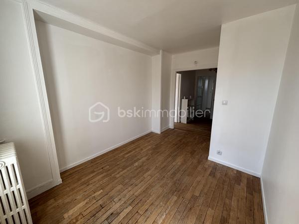 Idéalement situé à Caen, rue du Gaillon, à proximité du centre-ville, des commerces, des transports et de l’université, découvrez cet appartement T4 offrant de beaux volumes et une superficie de 96,91 m² Loi Carrez.

Situé au 3e étage sans ascenseur, il se compose d’une entrée, d’un séjour-salon, d’une cuisine avec arrière-cuisine, de trois chambres, d’une salle d’eau, d’un WC indépendant ainsi que de dégagements et espaces de rangement.

Les charges de copropriété comprennent notamment le chauffage collectif, l’eau chaude et l’eau froide.

Possibilité d’acquérir en complément un garage et une cave.

Grâce à sa belle superficie et à sa situation au cœur de Caen, cet appartement conviendra aussi bien à une résidence principale qu’à un projet d’investissement.

Pour tout renseignement complémentaire ou pour organiser une visite, contactez-nous.