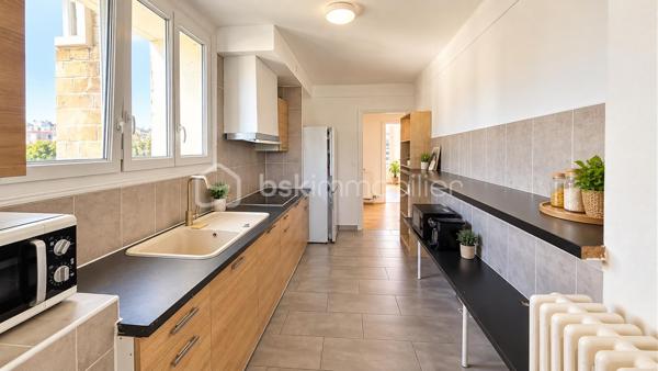 Idéalement situé à Caen, rue du Gaillon, à proximité du centre-ville, des commerces, des transports et de l’université, découvrez cet appartement T4 offrant de beaux volumes et une superficie de 96,91 m² Loi Carrez.

Situé au 3e étage sans ascenseur, il se compose d’une entrée, d’un séjour-salon, d’une cuisine avec arrière-cuisine, de trois chambres, d’une salle d’eau, d’un WC indépendant ainsi que de dégagements et espaces de rangement.

Les charges de copropriété comprennent notamment le chauffage collectif, l’eau chaude et l’eau froide.

Possibilité d’acquérir en complément un garage et une cave.

Grâce à sa belle superficie et à sa situation au cœur de Caen, cet appartement conviendra aussi bien à une résidence principale qu’à un projet d’investissement.

Pour tout renseignement complémentaire ou pour organiser une visite, contactez-nous.