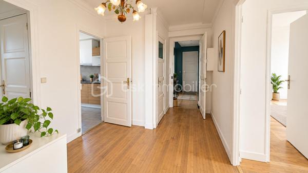 Idéalement situé à Caen, rue du Gaillon, à proximité du centre-ville, des commerces, des transports et de l’université, découvrez cet appartement T4 offrant de beaux volumes et une superficie de 96,91 m² Loi Carrez.

Situé au 3e étage sans ascenseur, il se compose d’une entrée, d’un séjour-salon, d’une cuisine avec arrière-cuisine, de trois chambres, d’une salle d’eau, d’un WC indépendant ainsi que de dégagements et espaces de rangement.

Les charges de copropriété comprennent notamment le chauffage collectif, l’eau chaude et l’eau froide.

Possibilité d’acquérir en complément un garage et une cave.

Grâce à sa belle superficie et à sa situation au cœur de Caen, cet appartement conviendra aussi bien à une résidence principale qu’à un projet d’investissement.

Pour tout renseignement complémentaire ou pour organiser une visite, contactez-nous.