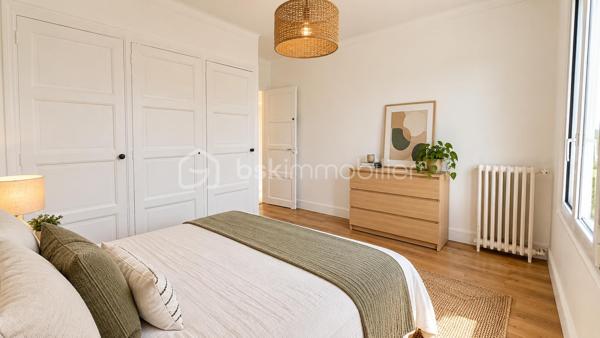 Idéalement situé à Caen, rue du Gaillon, à proximité du centre-ville, des commerces, des transports et de l’université, découvrez cet appartement T4 offrant de beaux volumes et une superficie de 96,91 m² Loi Carrez.

Situé au 3e étage sans ascenseur, il se compose d’une entrée, d’un séjour-salon, d’une cuisine avec arrière-cuisine, de trois chambres, d’une salle d’eau, d’un WC indépendant ainsi que de dégagements et espaces de rangement.

Les charges de copropriété comprennent notamment le chauffage collectif, l’eau chaude et l’eau froide.

Possibilité d’acquérir en complément un garage et une cave.

Grâce à sa belle superficie et à sa situation au cœur de Caen, cet appartement conviendra aussi bien à une résidence principale qu’à un projet d’investissement.

Pour tout renseignement complémentaire ou pour organiser une visite, contactez-nous.