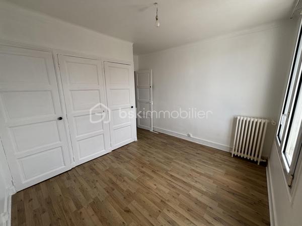 Idéalement situé à Caen, rue du Gaillon, à proximité du centre-ville, des commerces, des transports et de l’université, découvrez cet appartement T4 offrant de beaux volumes et une superficie de 96,91 m² Loi Carrez.

Situé au 3e étage sans ascenseur, il se compose d’une entrée, d’un séjour-salon, d’une cuisine avec arrière-cuisine, de trois chambres, d’une salle d’eau, d’un WC indépendant ainsi que de dégagements et espaces de rangement.

Les charges de copropriété comprennent notamment le chauffage collectif, l’eau chaude et l’eau froide.

Possibilité d’acquérir en complément un garage et une cave.

Grâce à sa belle superficie et à sa situation au cœur de Caen, cet appartement conviendra aussi bien à une résidence principale qu’à un projet d’investissement.

Pour tout renseignement complémentaire ou pour organiser une visite, contactez-nous.