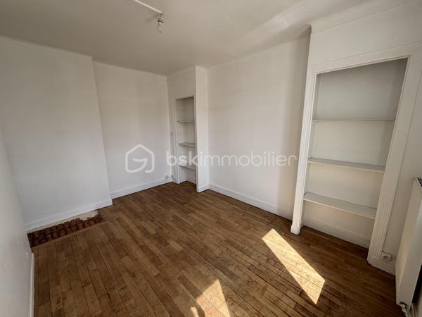 Idéalement situé à Caen, rue du Gaillon, à proximité du centre-ville, des commerces, des transports et de l’université, découvrez cet appartement T4 offrant de beaux volumes et une superficie de 96,91 m² Loi Carrez.

Situé au 3e étage sans ascenseur, il se compose d’une entrée, d’un séjour-salon, d’une cuisine avec arrière-cuisine, de trois chambres, d’une salle d’eau, d’un WC indépendant ainsi que de dégagements et espaces de rangement.

Les charges de copropriété comprennent notamment le chauffage collectif, l’eau chaude et l’eau froide.

Possibilité d’acquérir en complément un garage et une cave.

Grâce à sa belle superficie et à sa situation au cœur de Caen, cet appartement conviendra aussi bien à une résidence principale qu’à un projet d’investissement.

Pour tout renseignement complémentaire ou pour organiser une visite, contactez-nous.