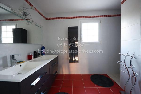 Villa 207 m² ,5 chambres sur terrain de 1458 m² avec piscine à Donzère 550 000 HAI