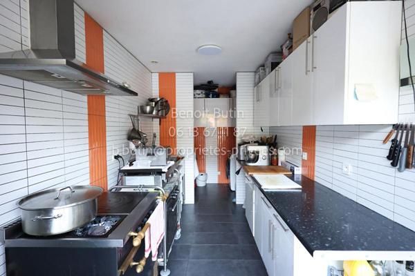 Villa 207 m² ,5 chambres sur terrain de 1458 m² avec piscine à Donzère 550 000 HAI