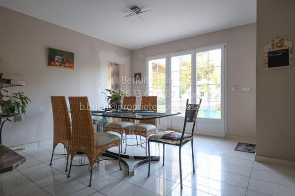 Villa 207 m² ,5 chambres sur terrain de 1458 m² avec piscine à Donzère 550 000 HAI