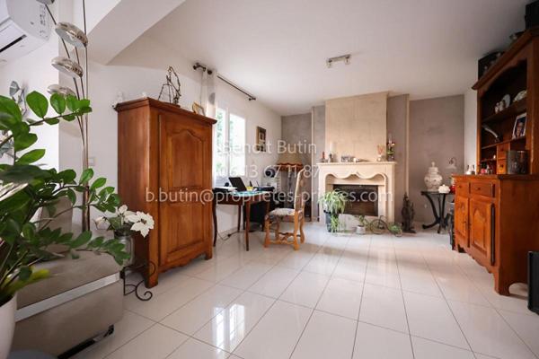 Villa 207 m² ,5 chambres sur terrain de 1458 m² avec piscine à Donzère 550 000 HAI